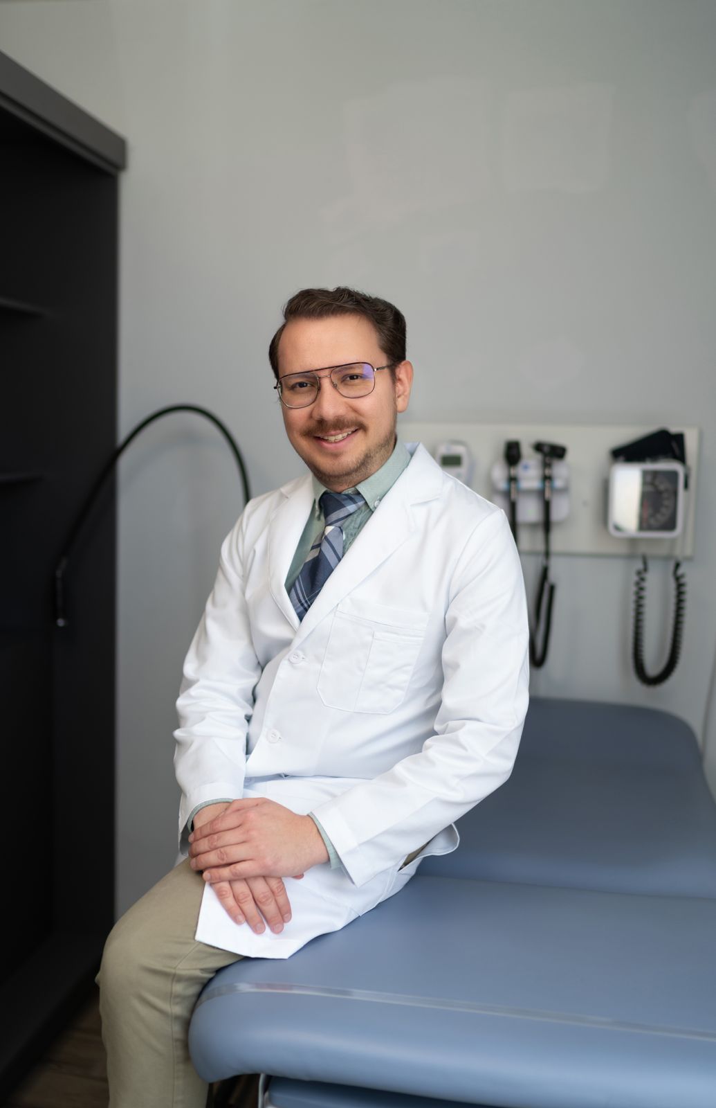 Dr. Jaime Cruz González durante una consulta médica
